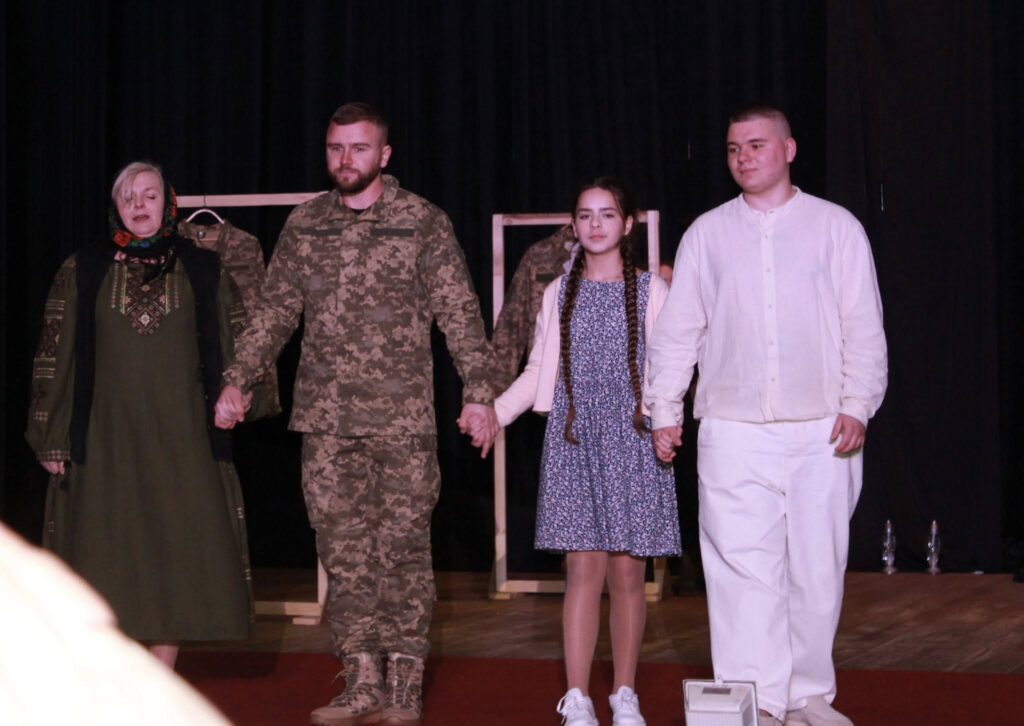 вистава Любов варта всього