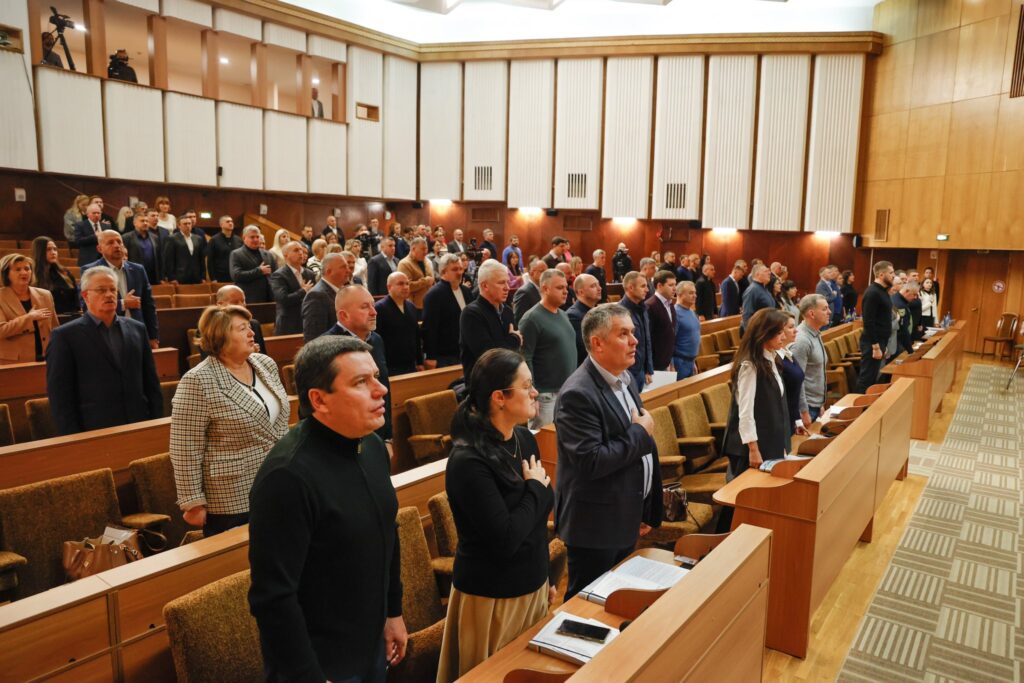 На Івано-Франківщині збільшили фінансування підтримки військових, медицини, освіти та доріг