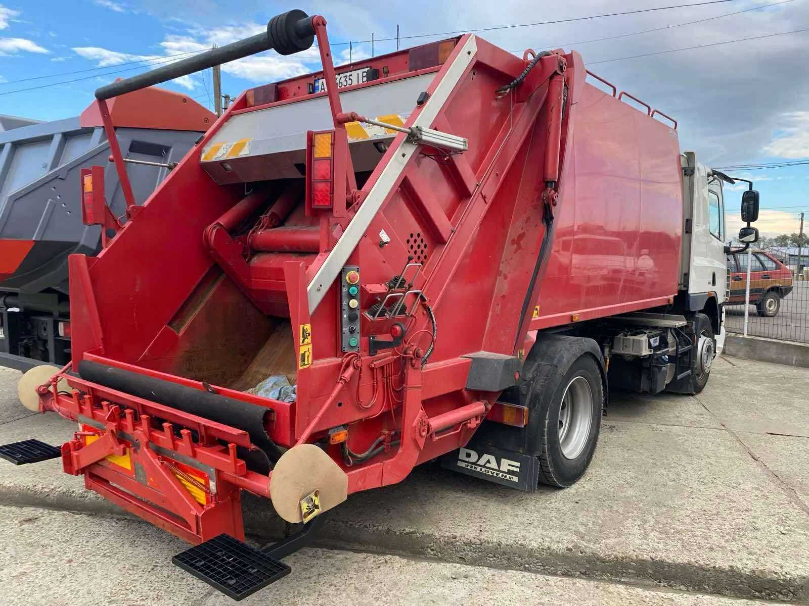 Єдина жінка за кермом сміттєвоза в Івано-Франківську: як переселенка з Запоріжжя цінує працю