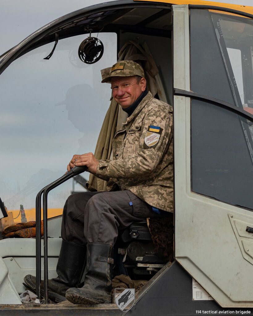 Дядя Міша допомагає авіації України: як кранівник із Івано-Франківщини служить у ЗСУ
