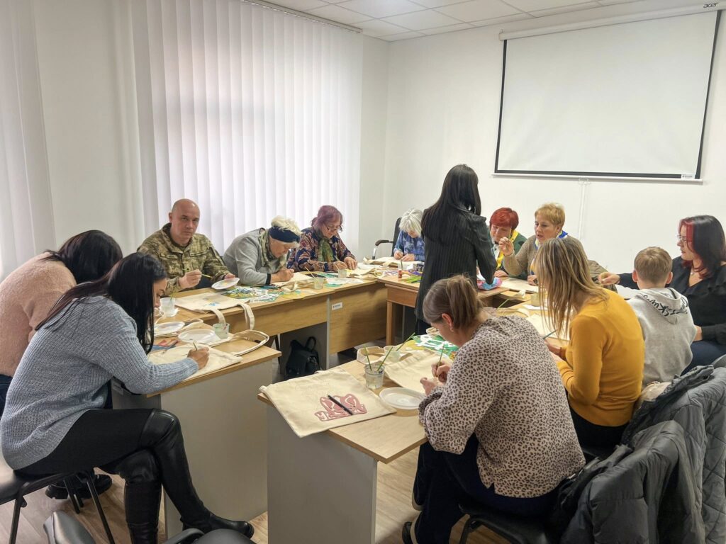 В Івано-Франківську провели арттерапію для рідних Захисників
