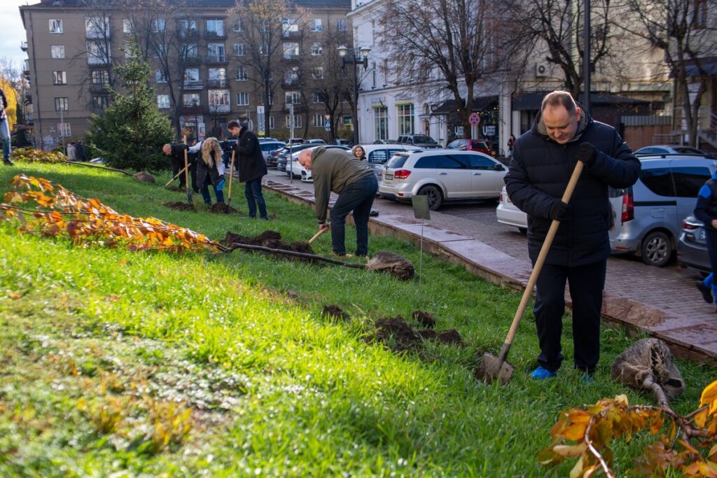 У центрі Івано-Франківська висадили сакури як символ єдності та відродження