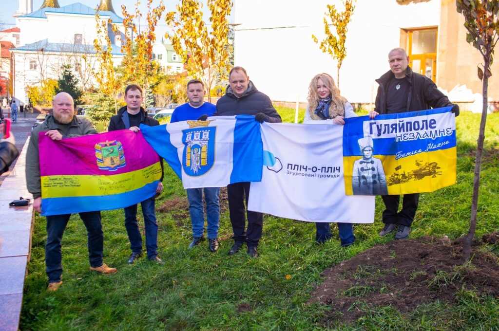 У центрі Івано-Франківська висадили сакури як символ єдності та відродження
