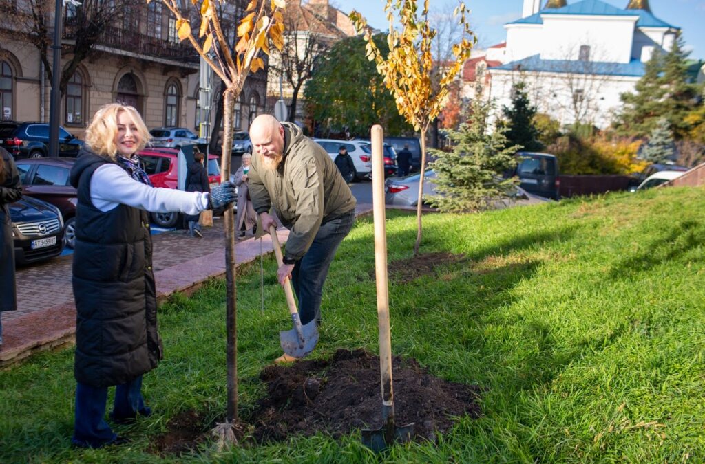 У центрі Івано-Франківська висадили сакури як символ єдності та відродження