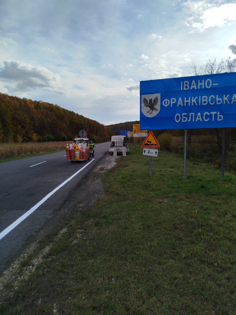 На автошляхах Івано-Франківщини тривають ремонтні роботи