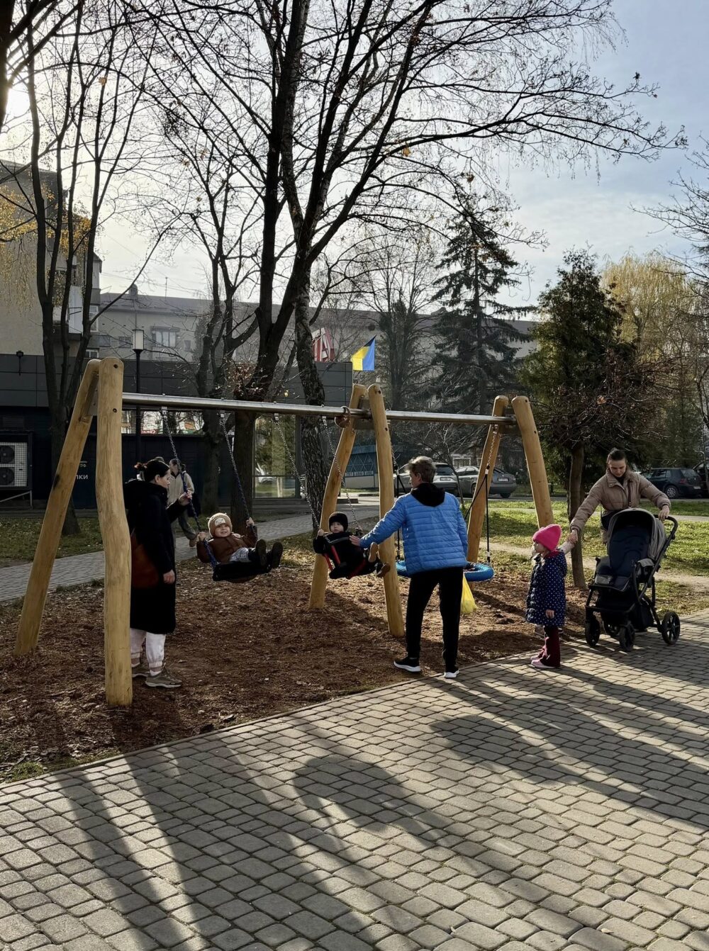 У Івано-Франківську відкрили сучасний дитячий майданчик в ЕКО-стилі у сквері на Бамі (фото)