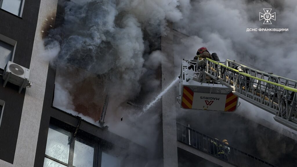 Пожежа в Парковій Алеї в Івано-Франківську: врятовано 5 осіб, з них 4 — діти