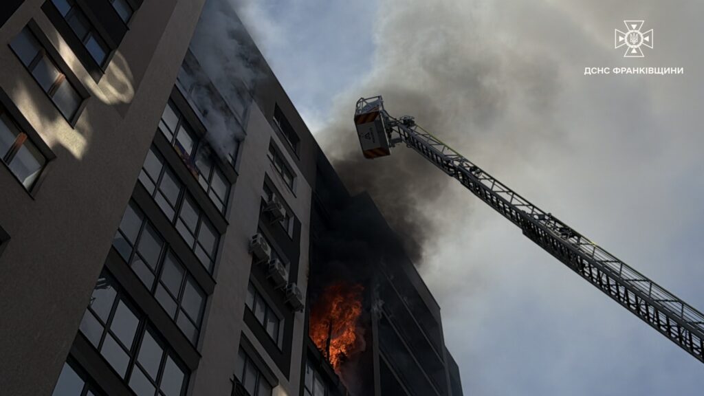 Пожежа в Парковій Алеї в Івано-Франківську: врятовано 5 осіб, з них 4 — діти