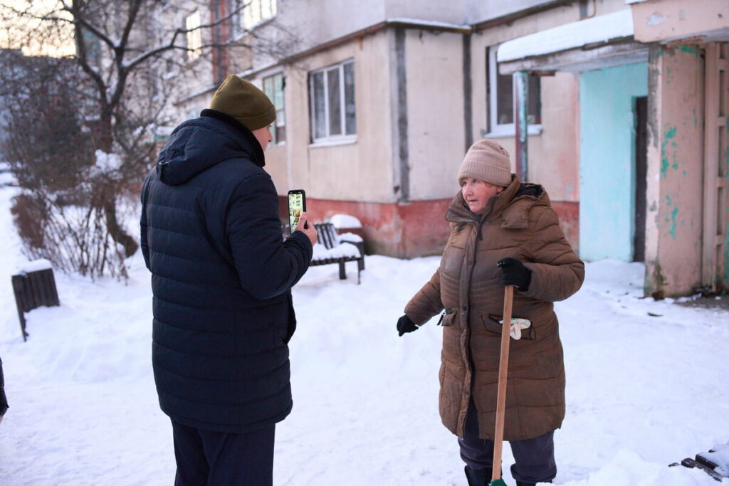 Марцінків розчищає сніг