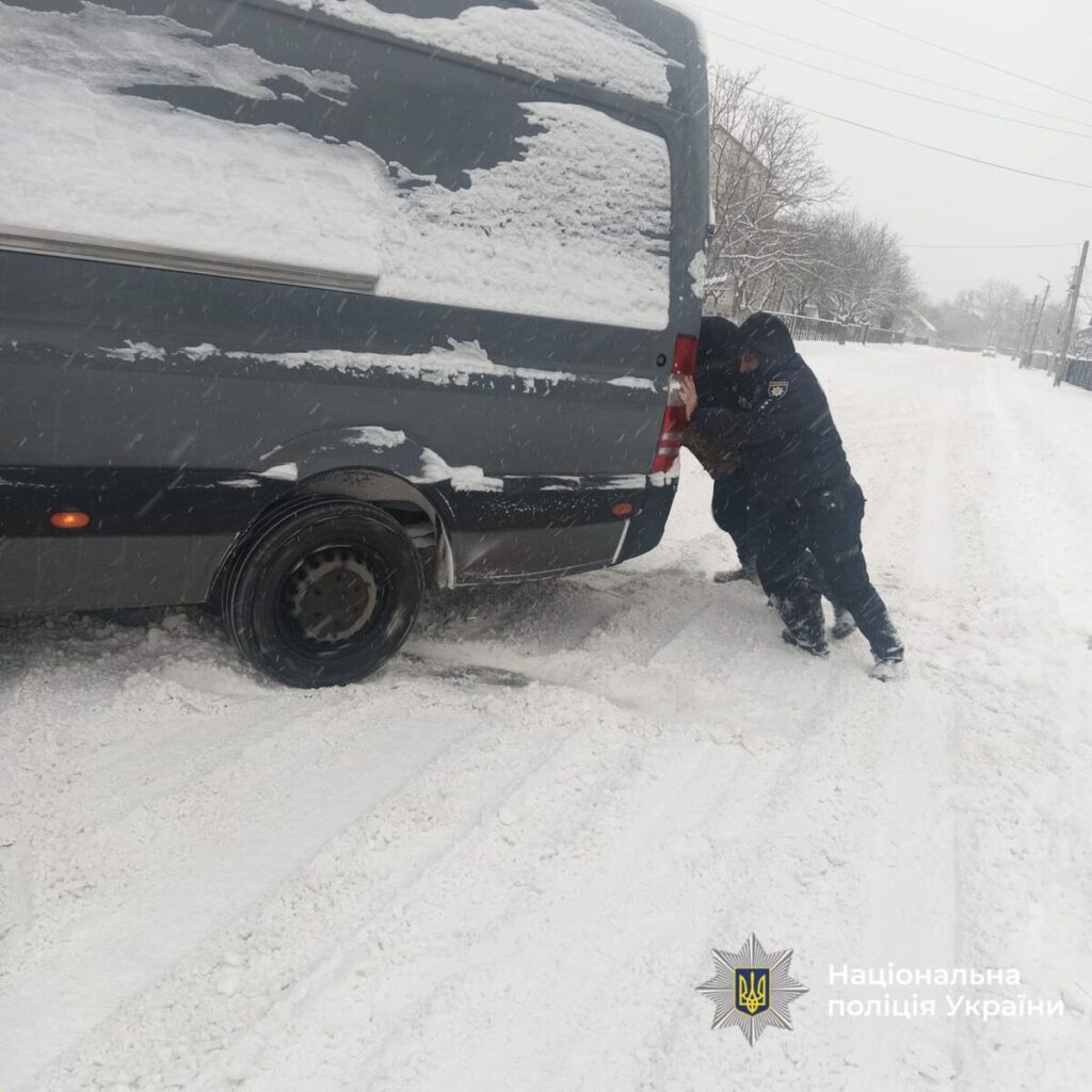 Як поліція Івано-Франківщини допомагає водіям на засніжених дорогах