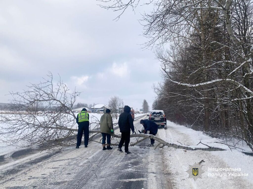 Як поліція Івано-Франківщини допомагає водіям на засніжених дорогах