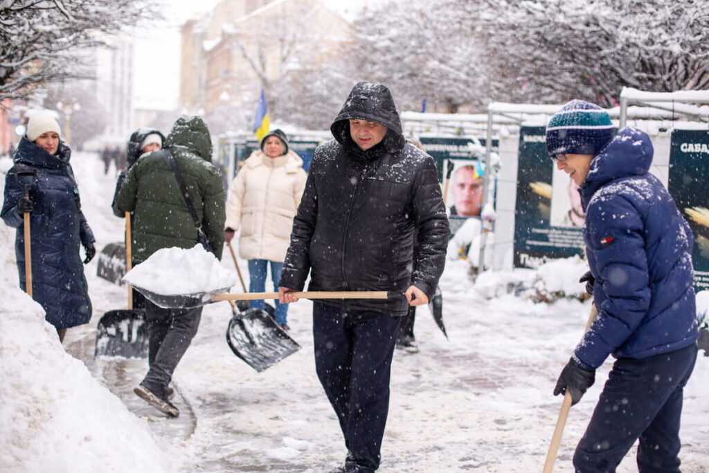Марцінків розчищає сніг