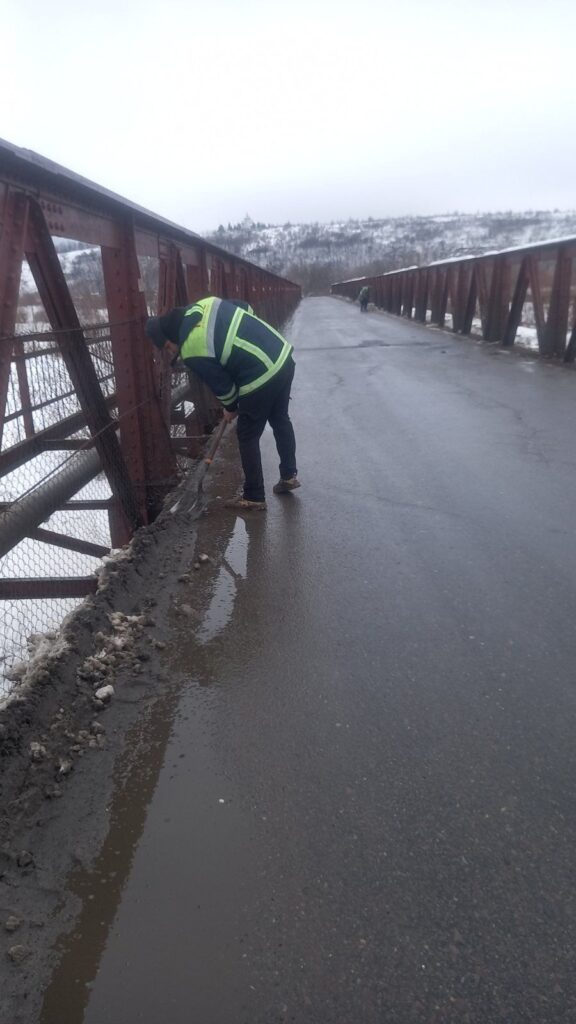Як на Івано-Франківщині дорожники ліквідовують наслідки негоди 