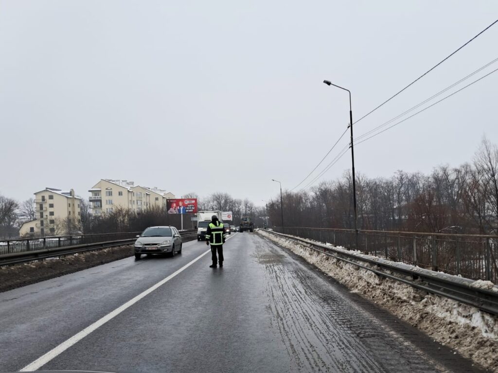 Як на Івано-Франківщині дорожники ліквідовують наслідки негоди 