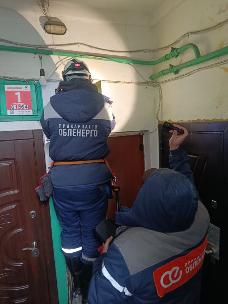 Прикарпатські енергетики майже два тижні відновлювали електропостачання у Києва