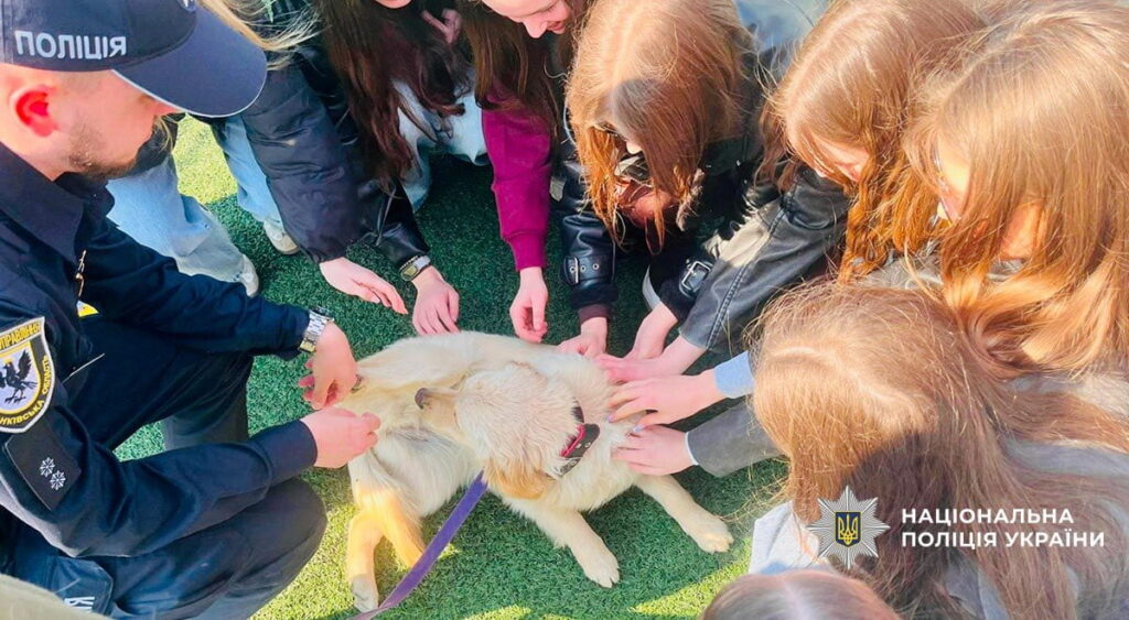 Прикарпатські кінологи показали ліцеїстам, як працюють службові собаки