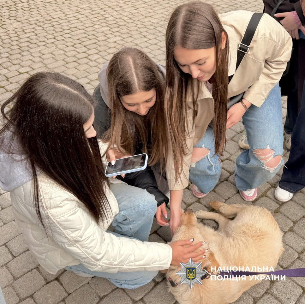 Прикарпатські кінологи показали ліцеїстам, як працюють службові собаки