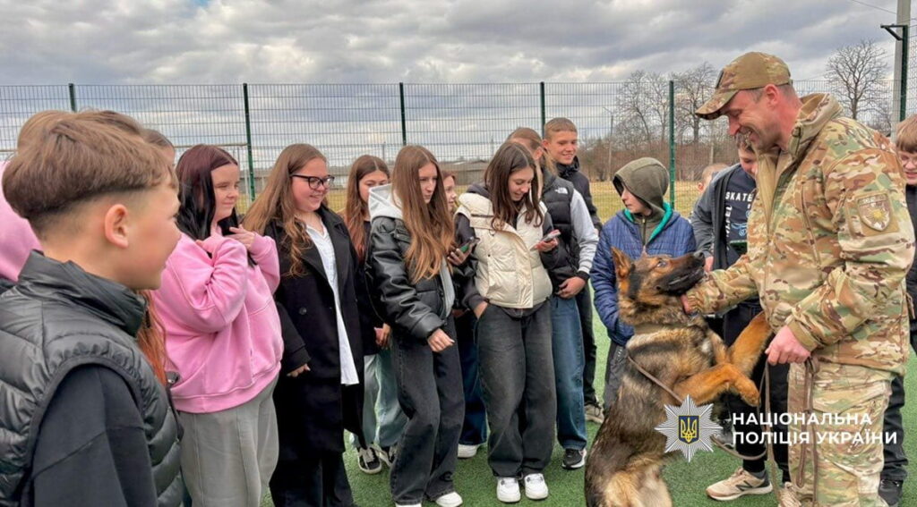 Прикарпатські кінологи показали ліцеїстам, як працюють службові собаки