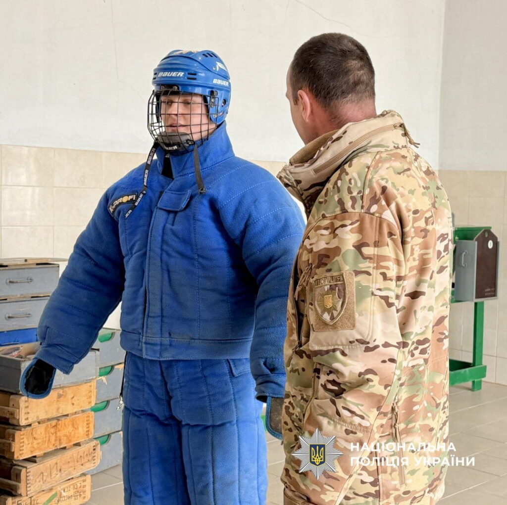 Прикарпатські кінологи показали ліцеїстам, як працюють службові собаки
