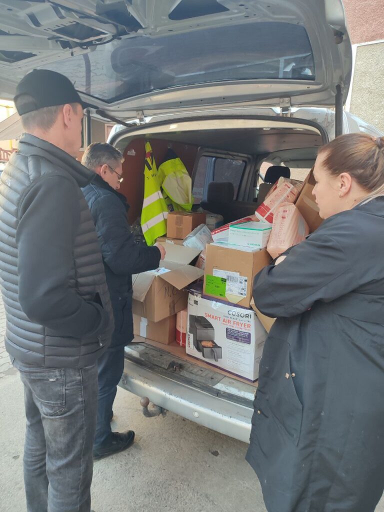 Волонтери «Української команди» Прикарпаття передали допомогу кардіологічному та онкологічному центрам