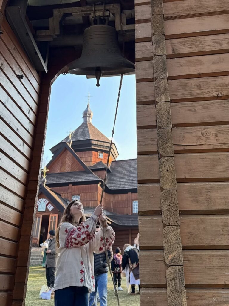 Телеведучий Андрій Бєдняков святкував Великдень у Криворівні