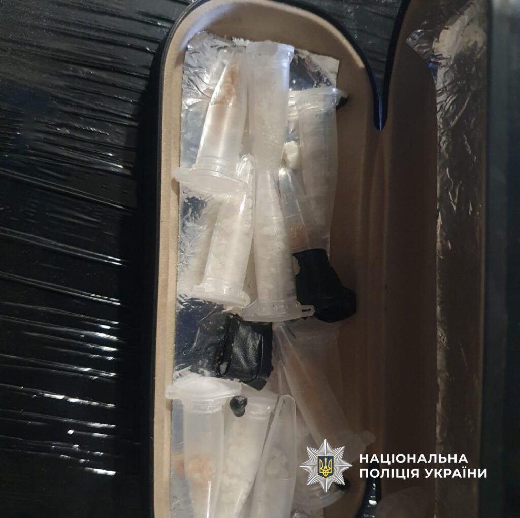 На Івано-Франківщині чоловік та жінка через поштомати збували наркотики (фото) 4 На Івано-Франківщині чоловік та жінка через поштомати збували наркотики