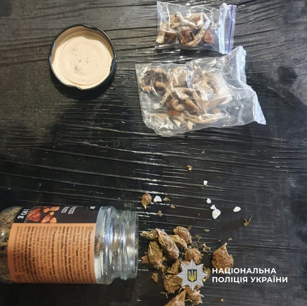 На Івано-Франківщині чоловік та жінка через поштомати збували наркотики (фото) 5 На Івано-Франківщині чоловік та жінка через поштомати збували наркотики