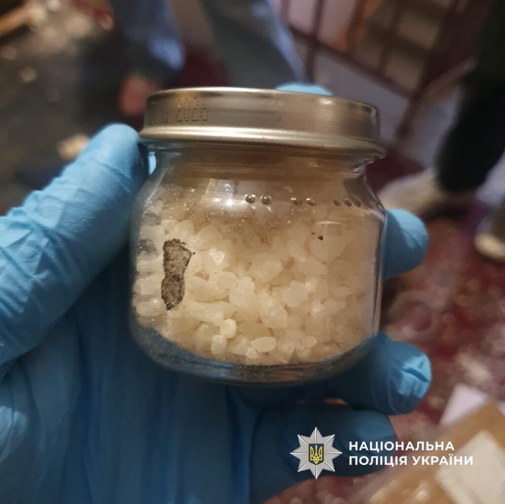 На Івано-Франківщині чоловік та жінка через поштомати збували наркотики (фото) 3 На Івано-Франківщині чоловік та жінка через поштомати збували наркотики