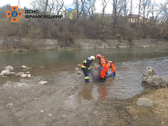 У Верховині рятувальники дістали з Чорного Черемошу тіло