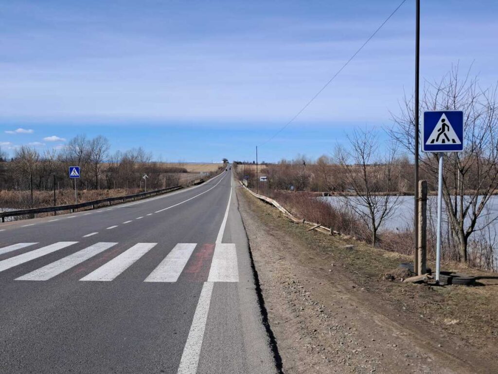 На дорогах Івано-Франківщини оновлюють пішохідні переходи