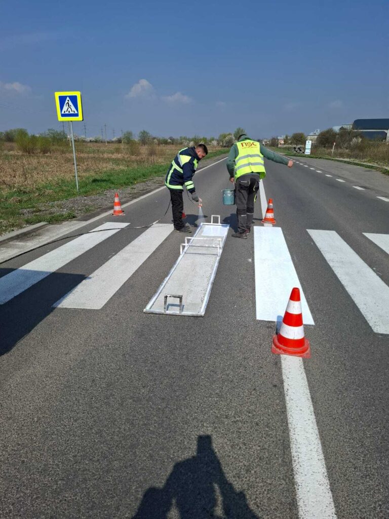 На дорогах Івано-Франківщини оновлюють пішохідні переходи