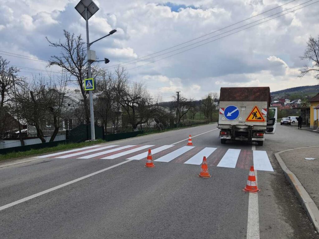 На дорогах Івано-Франківщини оновлюють пішохідні переходи