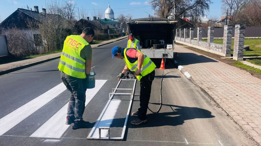 На дорогах Івано-Франківщини оновлюють пішохідні переходи