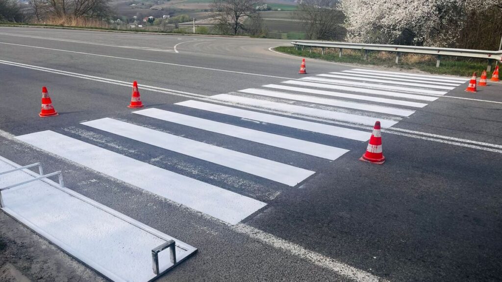 На дорогах Івано-Франківщини оновлюють пішохідні переходи