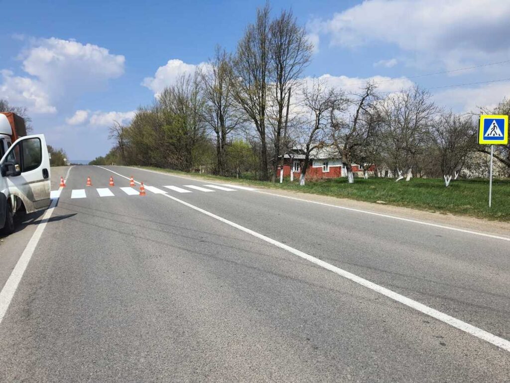 На дорогах Івано-Франківщини оновлюють пішохідні переходи