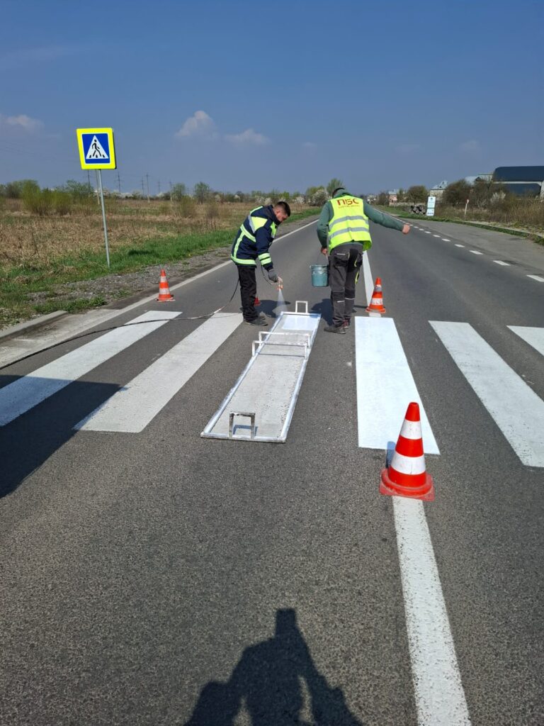 На дорогах Івано-Франківщини оновлюють пішохідні переходи та знаки