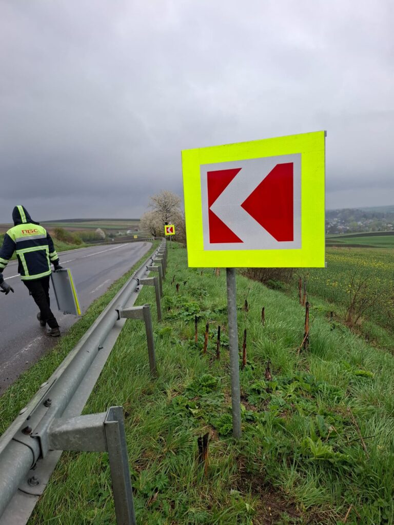 На дорогах Івано-Франківщини оновлюють пішохідні переходи та знаки