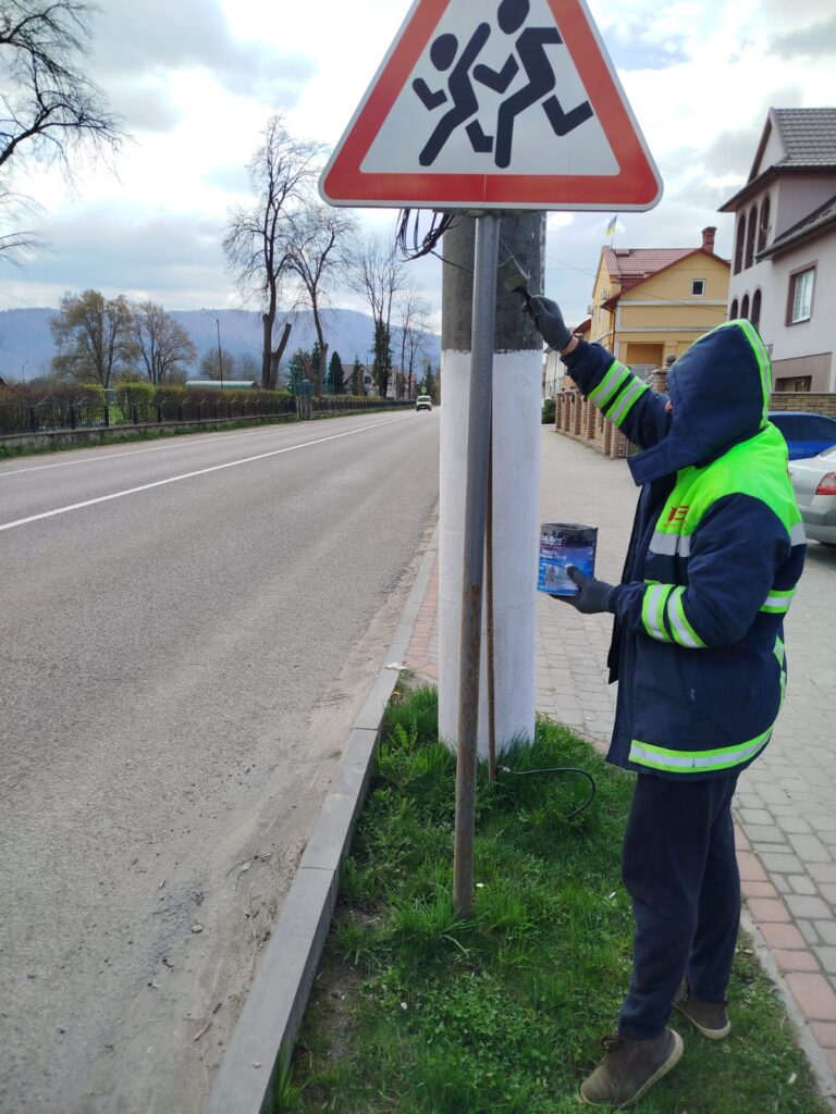 На дорогах Івано-Франківщини оновлюють пішохідні переходи та знаки