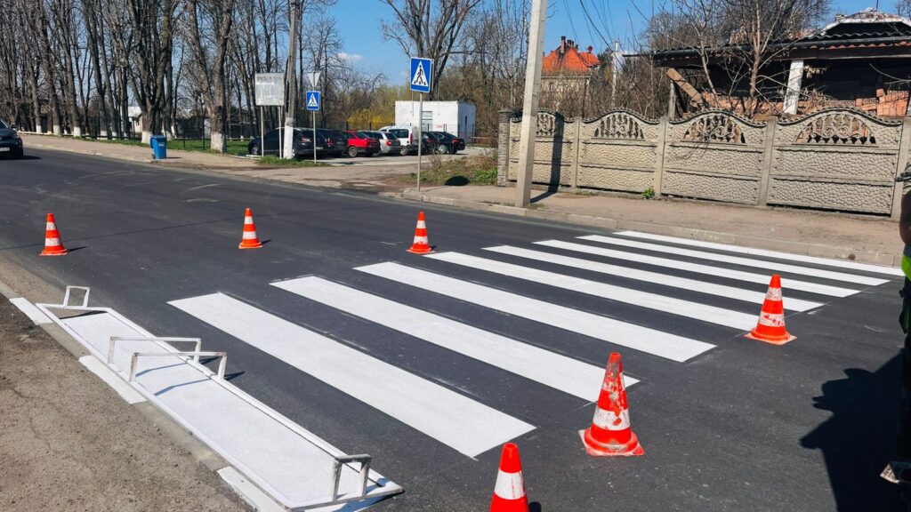 На дорогах Івано-Франківщини оновлюють пішохідні переходи та знаки