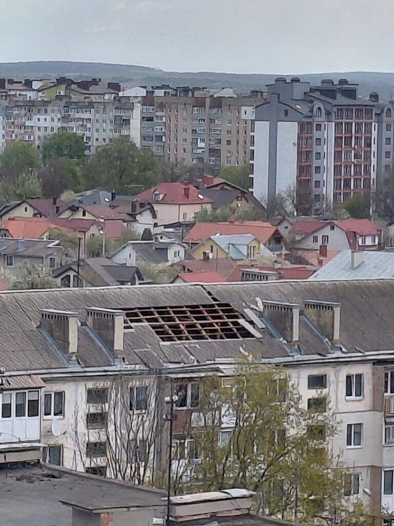 В Івано-Франківську долають наслідки негоди: вітер повалив 34 дерева та пошкодив дахи будинків і ліцею