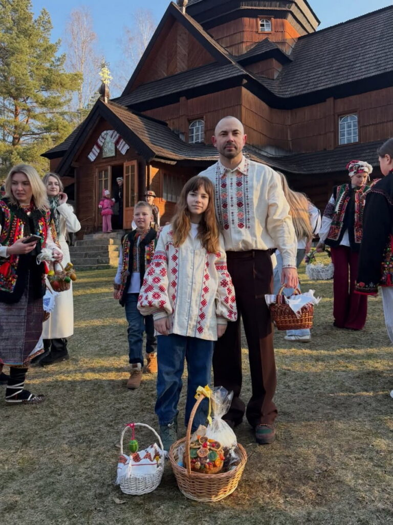 Телеведучий Андрій Бєдняков святкував Великдень у Криворівні