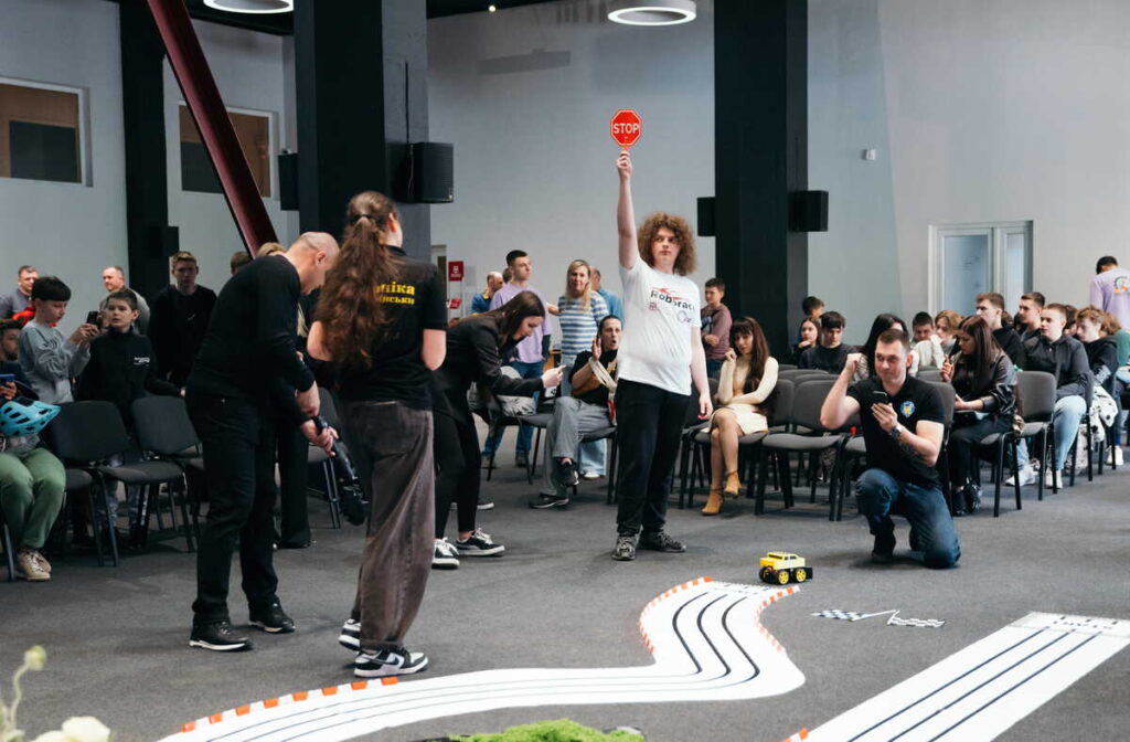 В Івано-Франківську пройшли відкриті обласні змагання «Roborace – 2026»