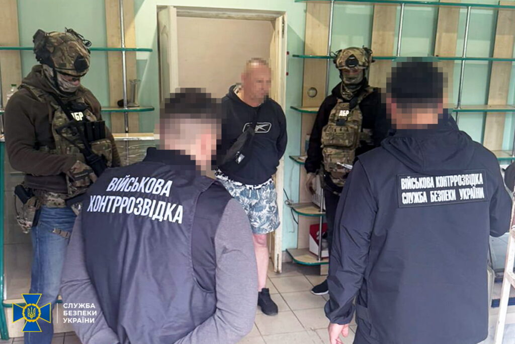 На Івано-Франківщині затримали чоловіків, які намагалися продати зброї на майже 4 млн грн