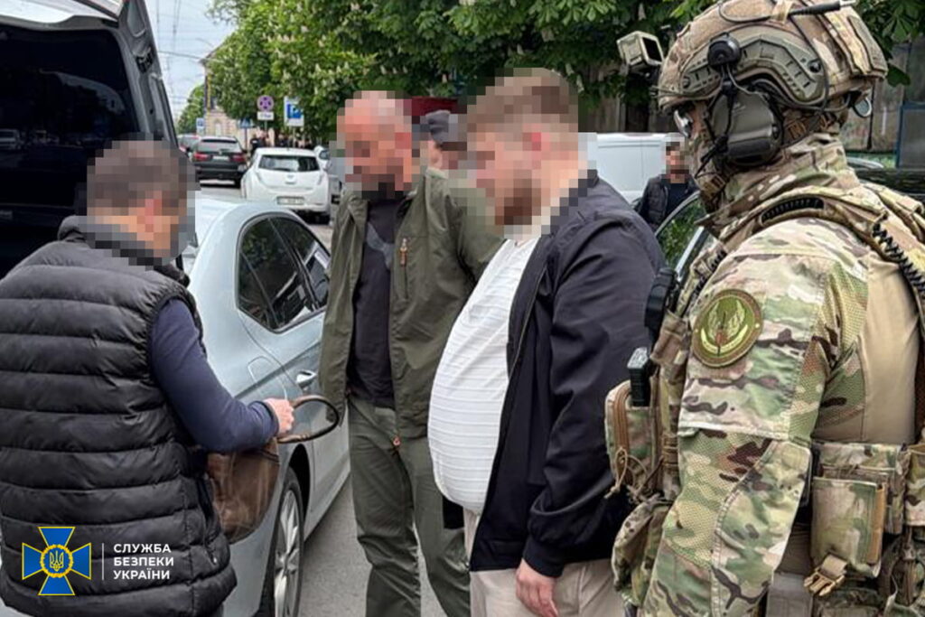 На Івано-Франківщині затримали чоловіків, які намагалися продати зброї на майже 4 млн грн