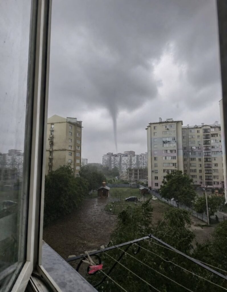 В Івано-Франківську перед грозою помітили явище, схоже на смерч (фото) 1 Смерч Івано-Франківськ 27.05.2026