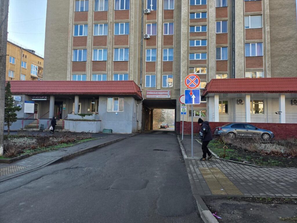 В Івано-Франківську водійка наїхала автівкою на інспекторку з паркування під час фіксації порушення