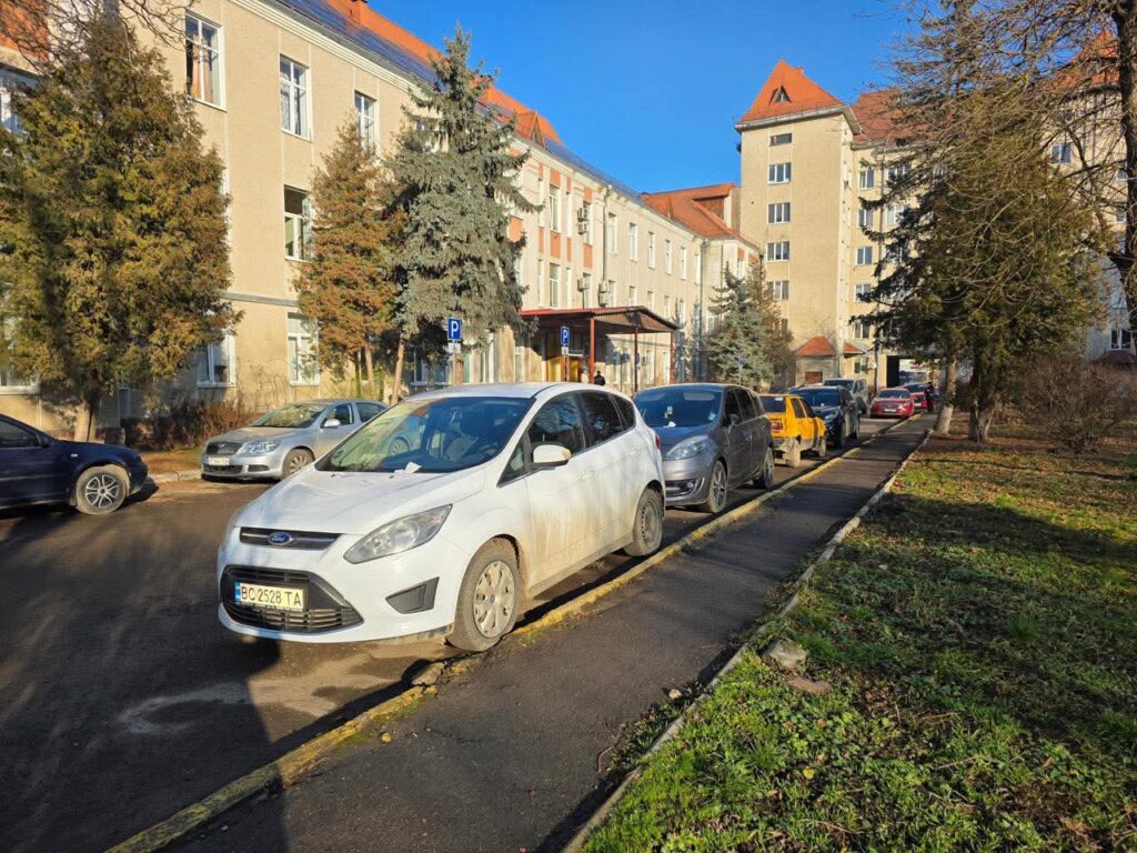 В Івано-Франківську водійка наїхала автівкою на інспекторку з паркування під час фіксації порушення