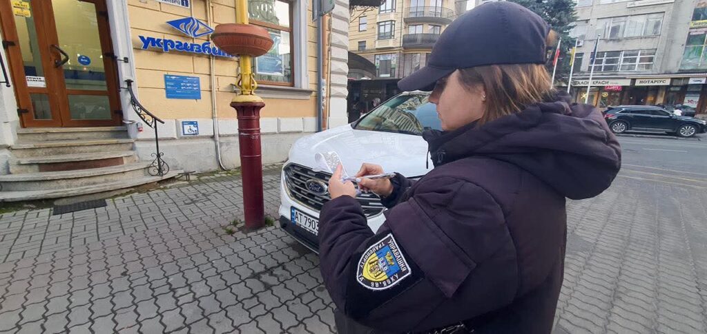 В Івано-Франківську водійка наїхала автівкою на інспекторку з паркування під час фіксації порушення
