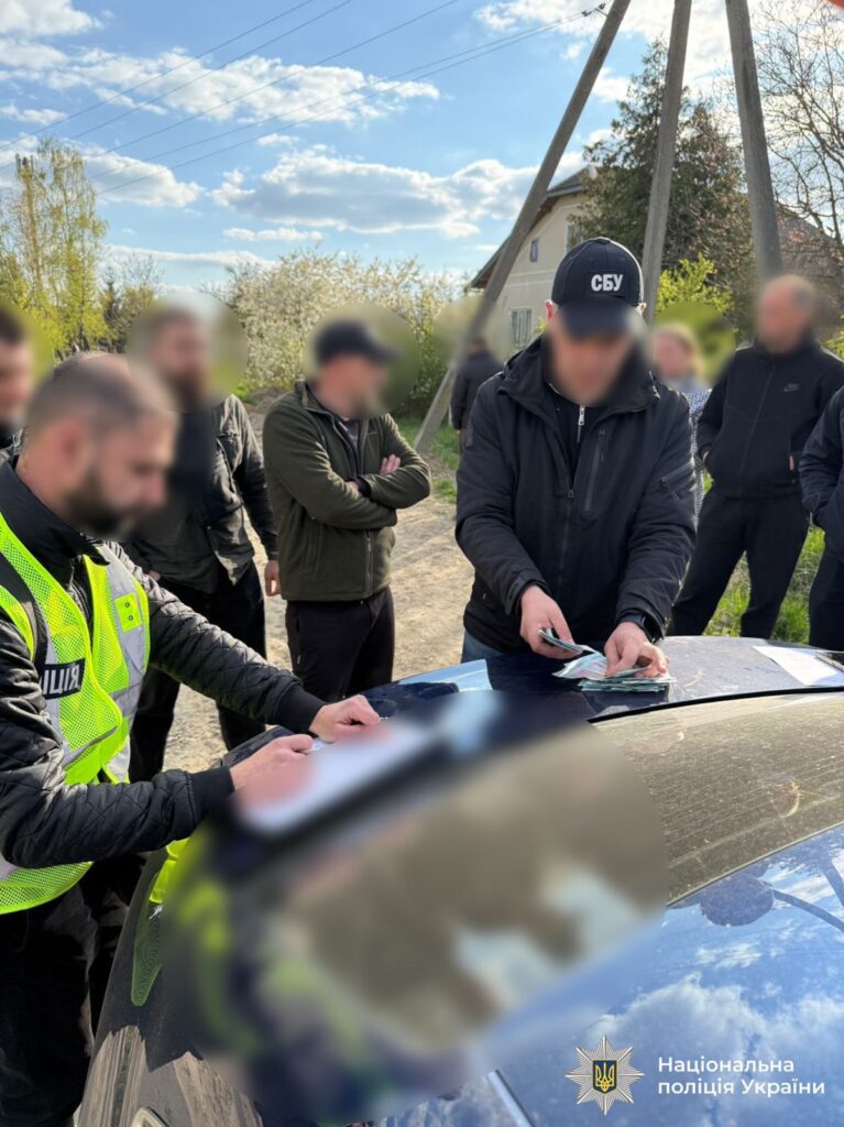 На Івано-Франківщині керівник одного з ЦНАПів за 70 тисяч гривень обіцяв підприємцю вплинути на податківців