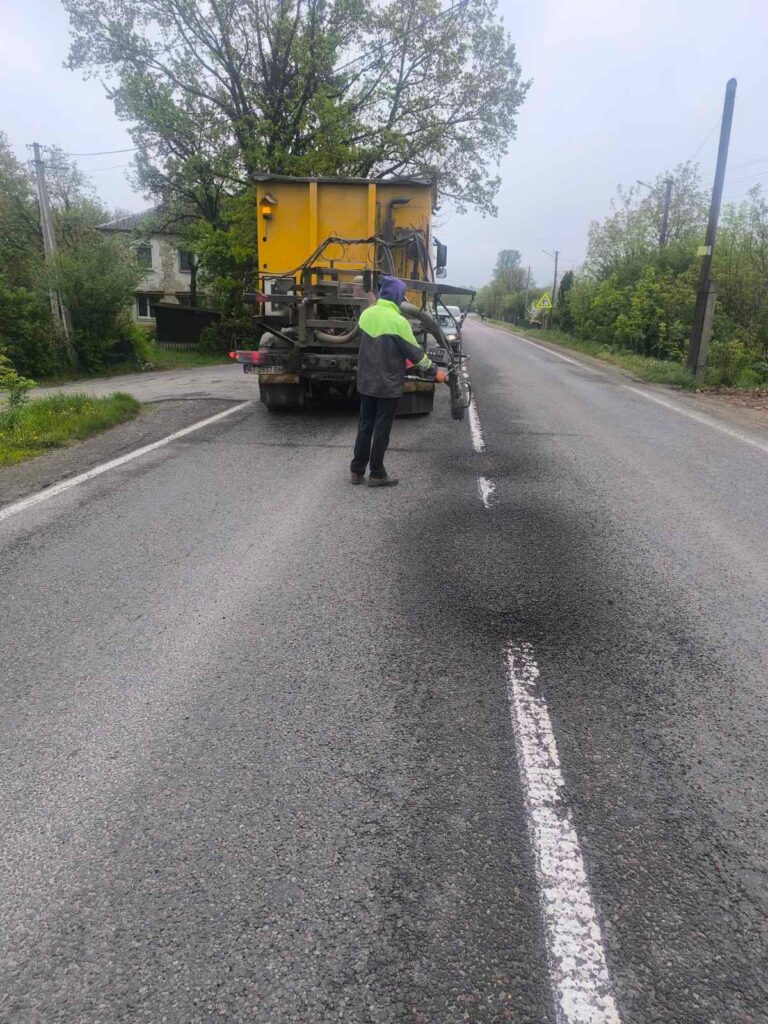 На дорогах Івано-Франківщини ліквідовують ямковість